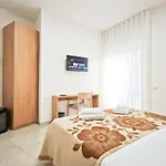 Estelle בית הארחה 3*