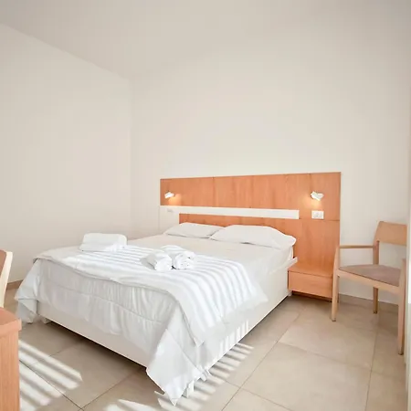 Estelle Penzion Bari